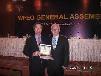WFEO Grear会長からAssociate証書を受ける