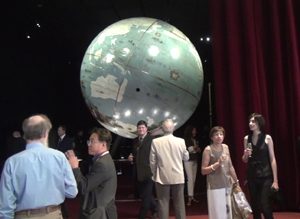 フランス国立図書館で行われたガラディナー会場に展示されたルイ14世に献上されたコロネリ制作の直径４mの大地球儀