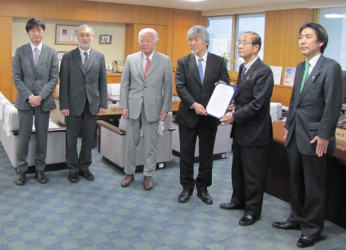 共同声明を環境大臣に手交する山極会長