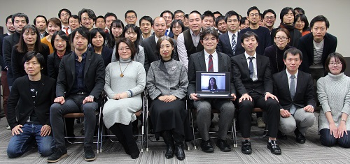 三成副会長と記念撮影する若手アカデミー会員(第1回若手アカデミー会議において)