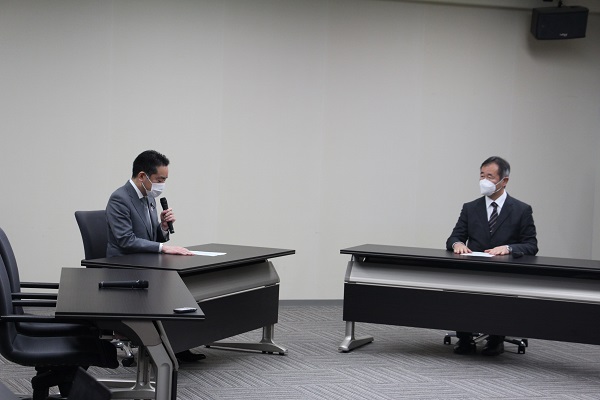 中間報告を受けた政府の考えについて、梶田会長と井上大臣が合意