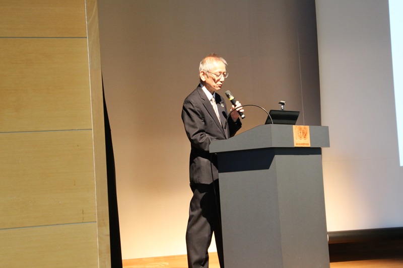 写真２：講演の様子（平井先生）