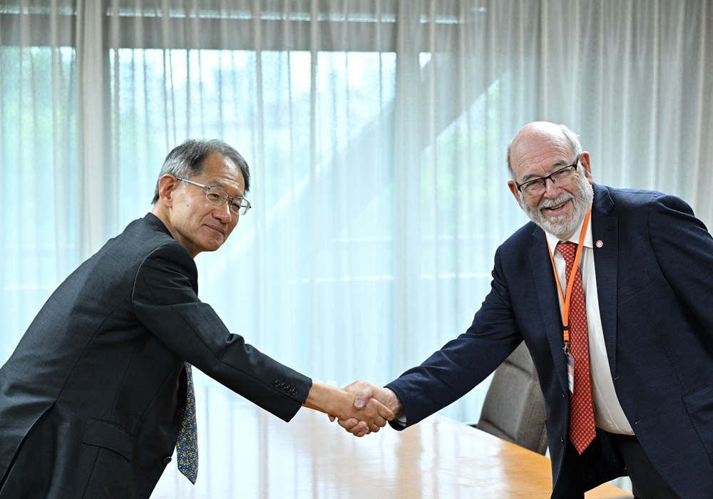 0713国際学術会議（ISC）会長のピーター・グルックマン卿と握手する光石会長