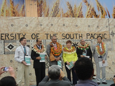 太平洋学術中間会議（会場：南太平洋大学）の開会式で紹介された大会役員と基調講演者