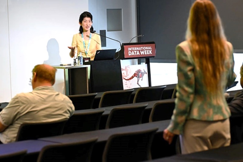 筆者がIDW2025におけてセッション、発表している様子