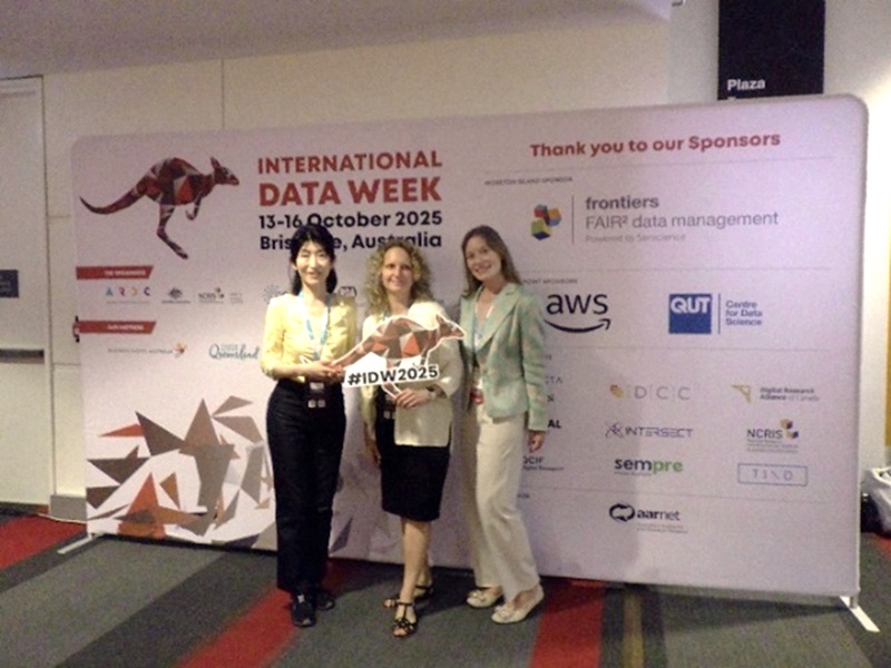 筆者（左）がタスクグループの活動を支援頂いているCODATA事務局のHanaさん（中）と一緒にセッションをオーガナイズしたAlexandraさん（右）