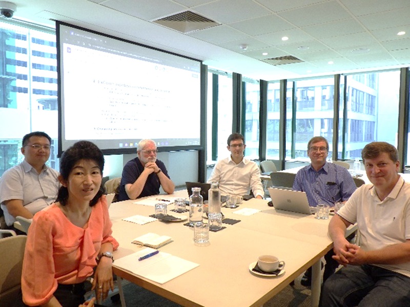 グループ討議をしたメンバーとの写真