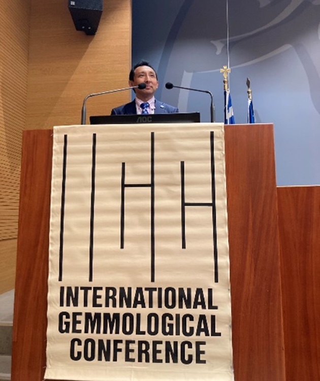 研究発表を行う筆者