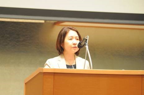 （主催者挨拶を行う春日文子 日本学術会議副会長）