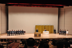 開会式で挨拶するｹﾈｽ・ﾎﾞﾌｧｰﾄﾞ会長