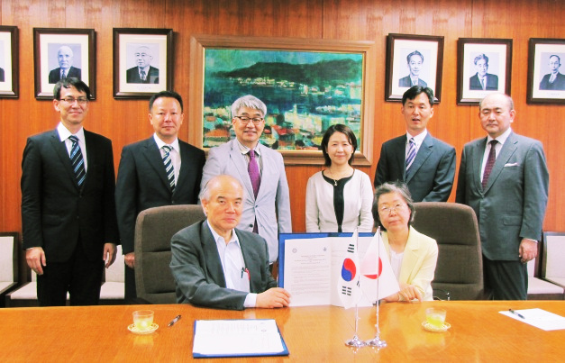 韓国行政研究院との協定署名式